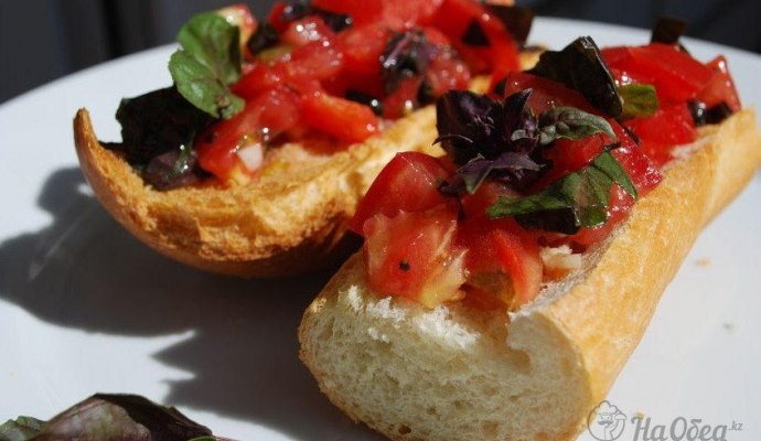 Брускетта с помидорами