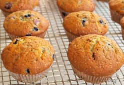 Банановые маффины с клюквой