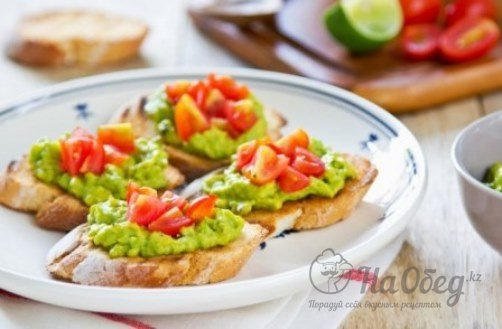 Гуакамоле с помидорами черри.