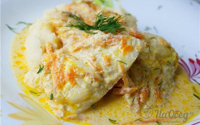 Минтай с чесночно-сметанным соусом