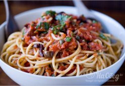 Паста с томатами, чили и анчоусами