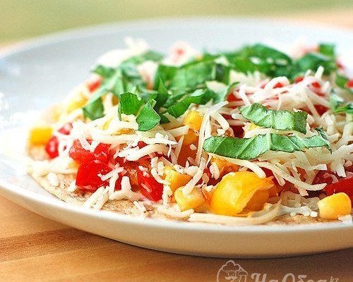 Кесадилья с базиликом, моцареллой и кукурузой