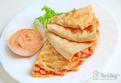 Кесадилья с яблоками и курицей