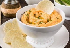Хумус с петрушкой и печеным чесноком.