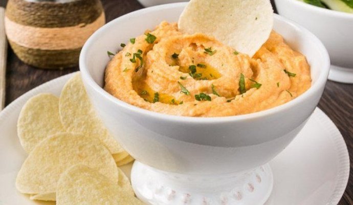 Хумус с петрушкой и печеным чесноком.