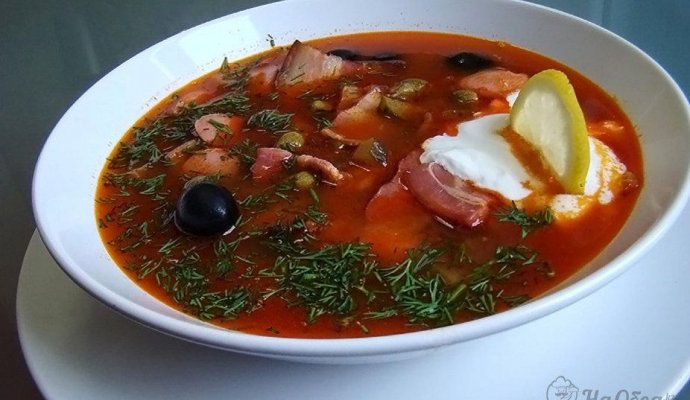 Солянка с копченой курицей и мясом