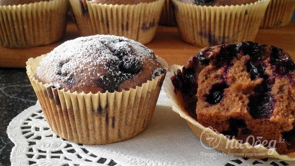 Шоколадные маффины с ягодами