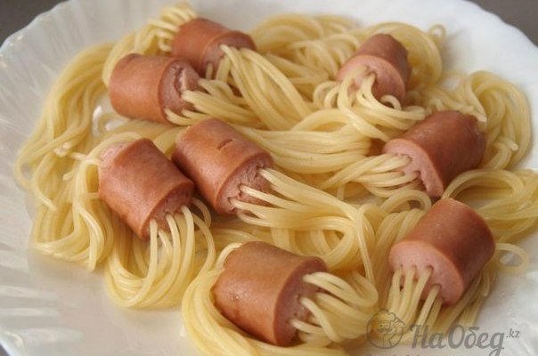 Макароны в сосисках
