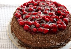 Шоколадный торт с вишней