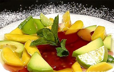 Салат из авокадо и манго с гранатовым соусом
