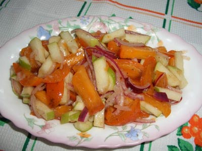 Салат с хурмой и кислыми яблоками