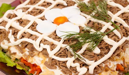 Печеночный салат с черносливом