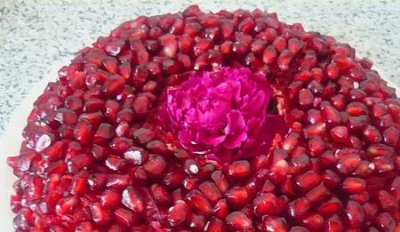 Салат с семгой, гранатом и черносливом