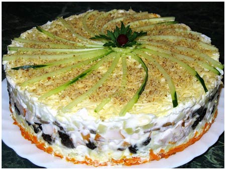 Слоеный салат с индейкой и черносливом