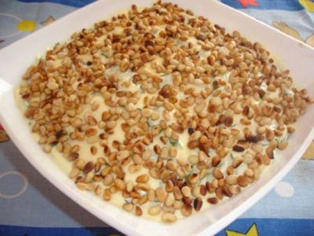 Слоеный салат с черносливом и говяжьим языком