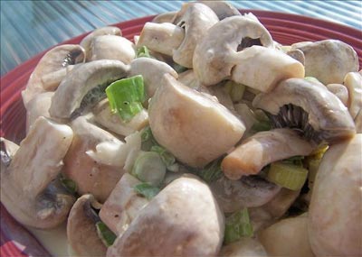 Салат из свежих грибов с зеленым луком