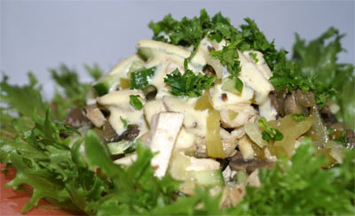 Салат с консервированными грибами и сельдереем