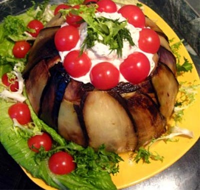 Горячий салат с вешенками и баклажанами