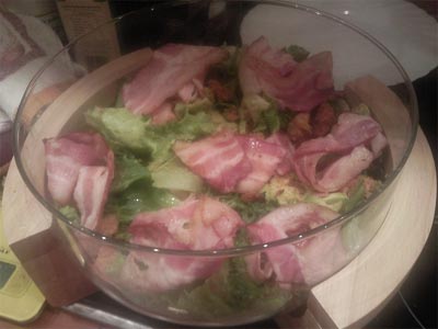 Салат с беконом и авокадо