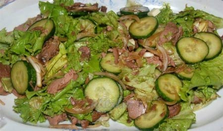 Салат из говядины с огурцами острый
