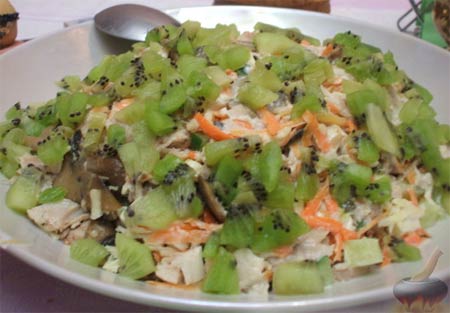 Салат мясной с киви