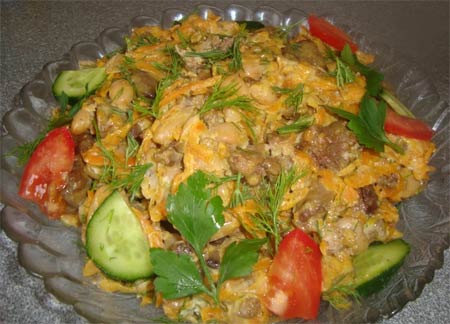 Салат из куриной печени с фасолью
