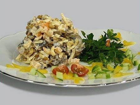 Мясной салат с черносливом