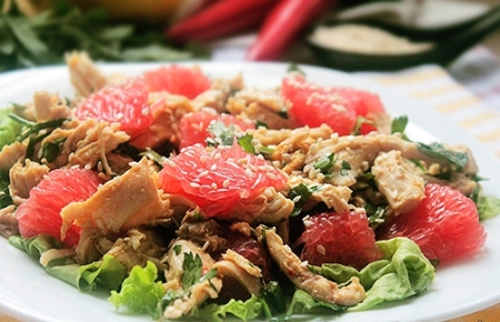 «Тайский» салат с грудкой и грейпфрутом