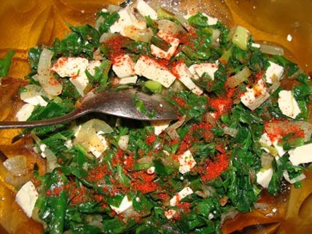 Салат с одуванчиками и тофу