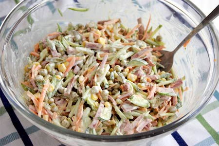 Салат с колбасой, кукурузой и капустой