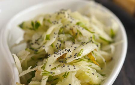 Салат с огурцами и капустой кольраби