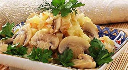 Грибное изобилие: картофель с шампиньонами и квашеной капустой