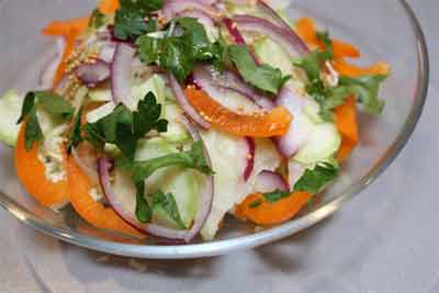 Салат с морковью и огурцами