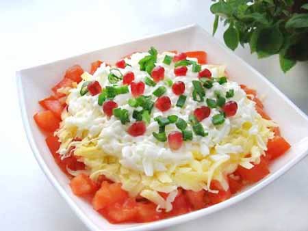 Слоеный салат с помидорами и яйцами