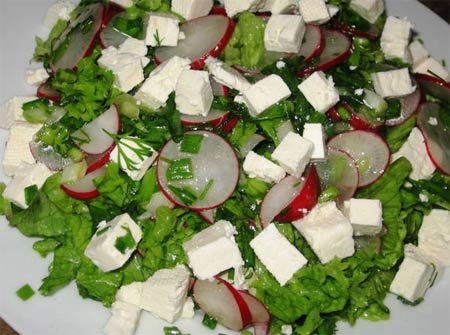 Пикантный салат с зеленью и оливками