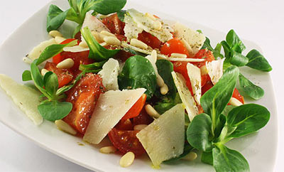 Салат простой с помидорами и сыром