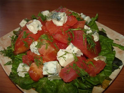 Салат с помидорами и сыром фета