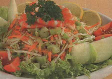 Салат с креветками со свежей капустой