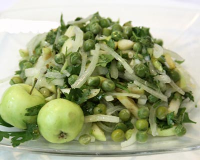 Салат из зеленого горошка с яблоками и луком