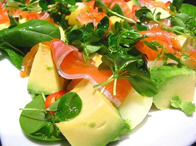 Салат с зеленым салатом и авокадо