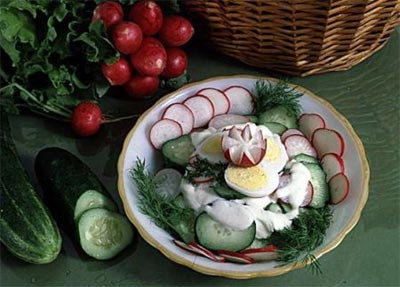 Салат из горбуши с редисом и свежими огурцами