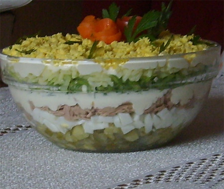 Салат слоеный с рыбой и рисом