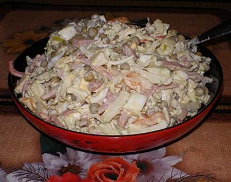 Салат Праздничный со шпротами и колбасой