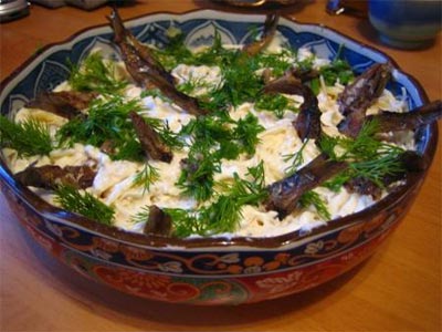 Рыбный салат со шпротами и сухариками