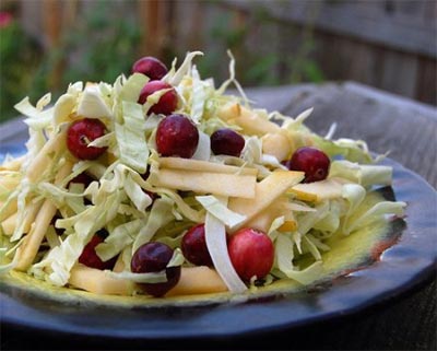 Салат из кальмаров с клюквой и яблоками