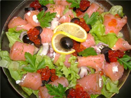 Праздничный салат из морских деликатесов