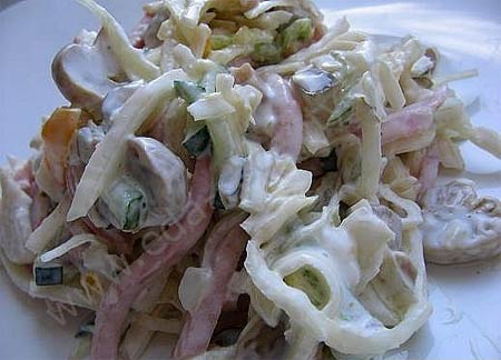 Салат с кальмарами под мятной заправкой