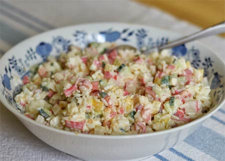 Салат с крабовыми палочками, яблоками и кукурузой