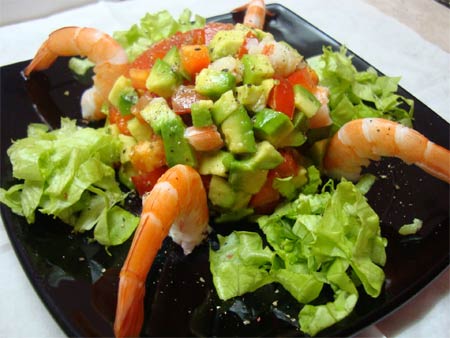 Овощной салат с креветками и копченой курицей