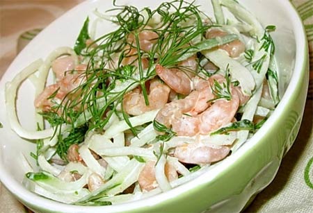 Полезный салат с креветками и огурцами